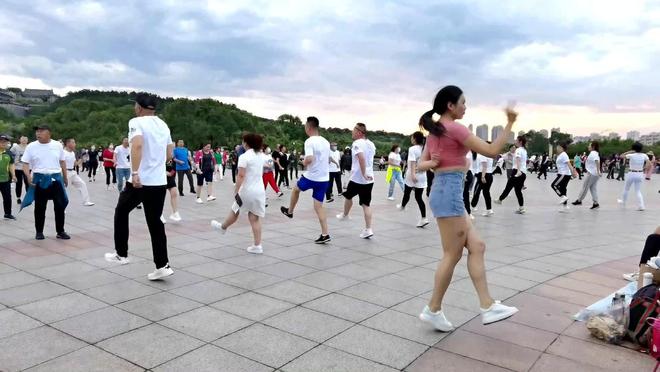 要坐牢！新规实施：已有大妈被罚28万九游会登录j9入口跳广场舞超这个分贝(图2)